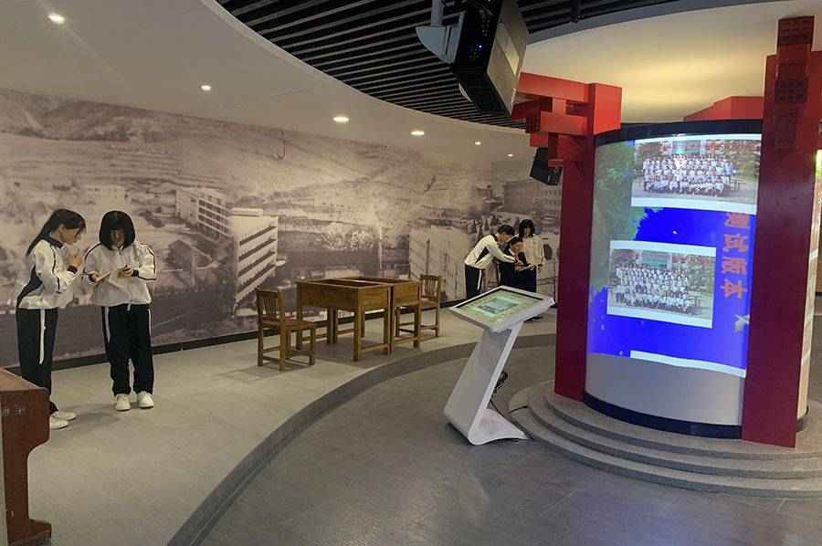 校史展馆方案,高中校史馆效果图,中小学校史展馆设计